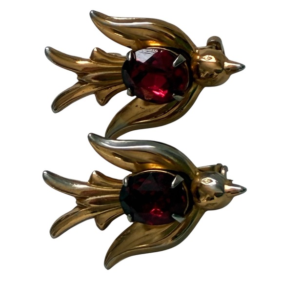 Coro Jewelry - 1940S CORO BIRD BROOCH SET RED STONE JELLY BELLY VINTAGE GOLD TONE